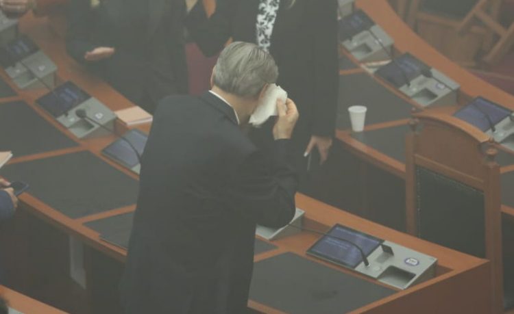 Tym në Kuvend/Berishës i lotojnë sytë , Lindita Nikollën e zë kolla (Foto) 