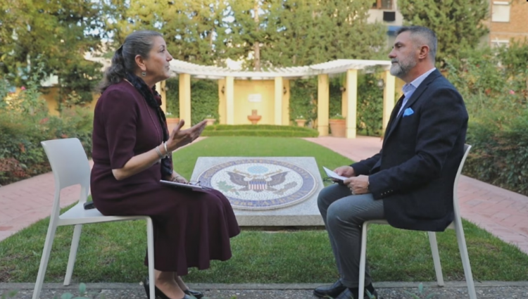 “Korrupsioni nuk çrrënjoset vetëm nga qeveria”, USAID: Shqiptarët të kërkojnë t’i jepet fund praktikave korruptive