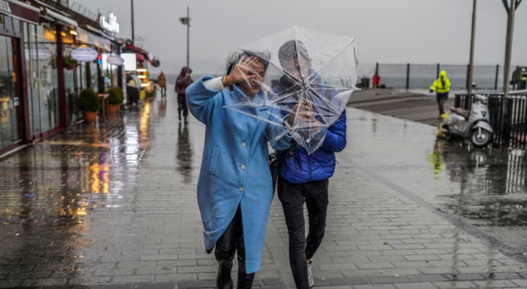 Nëntë të vdekur nga stuhia në Turqi 