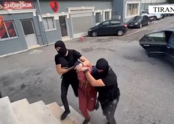 Në kërkim për vrasjen e Shkëlzen Kastratit, dalin pamjet e arrestimit të Elmir Tufës (VIDEO)