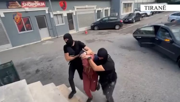 Në kërkim për vrasjen e Shkëlzen Kastratit, dalin pamjet e arrestimit të Elmir Tufës (VIDEO)