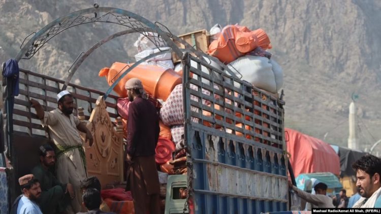 Rreth 15.000 refugjatë afganë largohen prej Pakistanit brenda 24 orëve