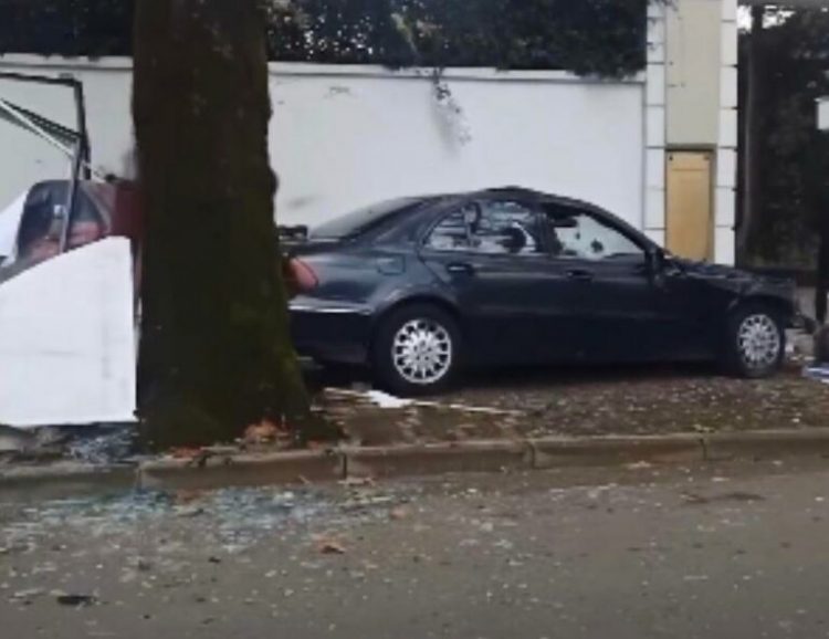 Përplasi dy persona në trotuar pranë Kryeministrisë, policia arreston 21-vjeçarin (Emri)
