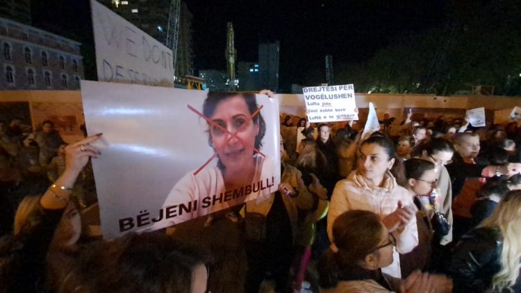 Dhunimi i 3-vjeçares/ Qytetarët vijojnë protestën te Ministria e Brendshme: Të dënohet edukatorja, të bëhet shembull