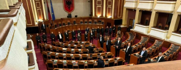 Bardhi nxjerr foton: Garda e Republikës është urdhëruar të bëjë “provat” se si do rrethojë Kuvendin të hënën