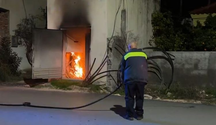 Përfshihet në flakë kabina elektrike në Fier, dhjetëra familje në errësirë 