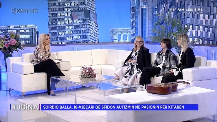 “E pabesueshme!”/ Mamaja e 16-vjeçarit me autizëm rrëfen si nisi pasioni i djalit për kitarën