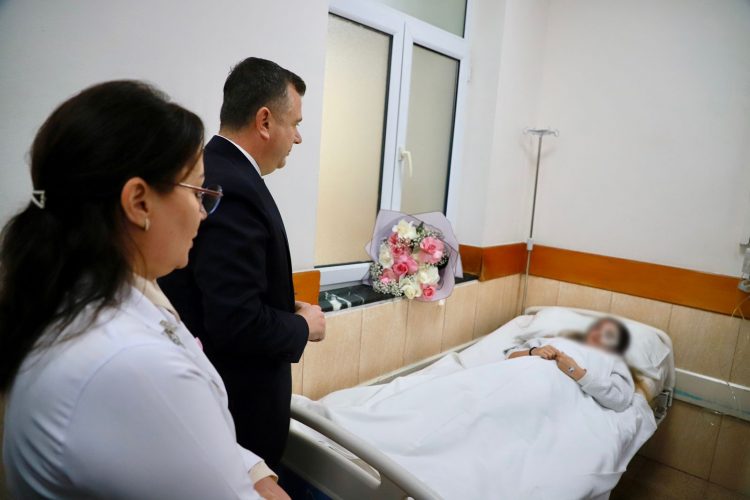 U përplas nga një makinë pranë Kryeministrisë, ministri Balla viziton vajzën e plagosur