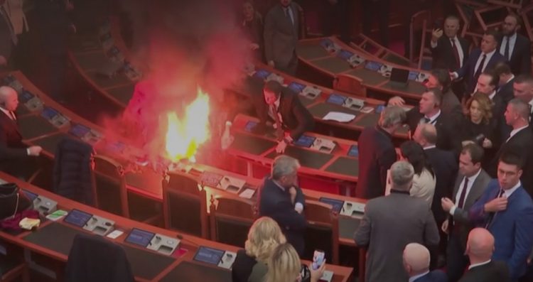 BBC News: Politikanët e opozitës në Shqipëri hedhin tymuese në Parlament