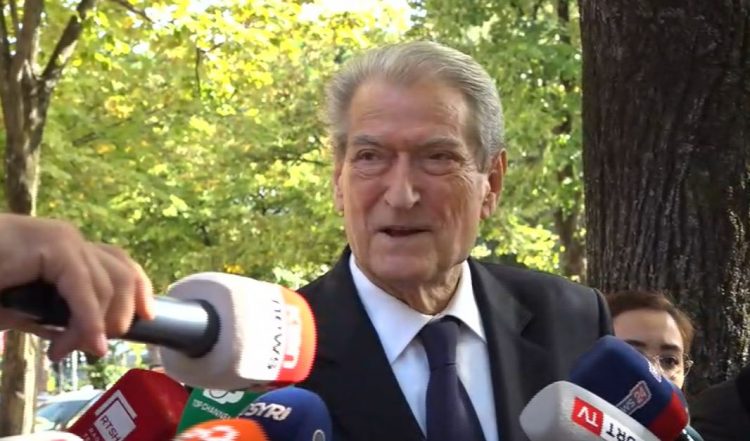 Garda bëhet ‘gardh’ te hyrja e Kryesisë/ Berisha: Deputetët të gatshëm për çdo sakrificë
