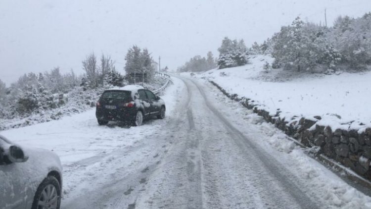 Reshjet e dëborës në Dibër, Policia: Disa akse rrugore të pakalueshme