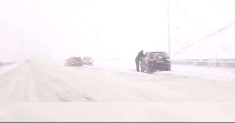Dëbora e parë në Ballkan/ Ulen ndjeshëm temperaturat, erëra të forta