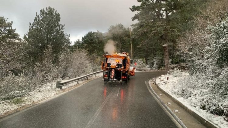 Moti/ Reshje shiu dhe ngrica në zonat malore, çfarë do të sjellë moti pas mesditës