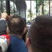 Tensione para Kryesisë së Kuvendit, deputetët e PD tentojnë të hyjnë në godinë. Pengohen nga Garda