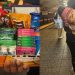 “Me vajzën në shpinë, Maria mbijeton me një kuti karamelesh”, realiteti i trishtë në metronë e New York