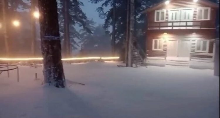 Reshje dëbore edhe në zonat e Krujës, bllokohen disa rrugë