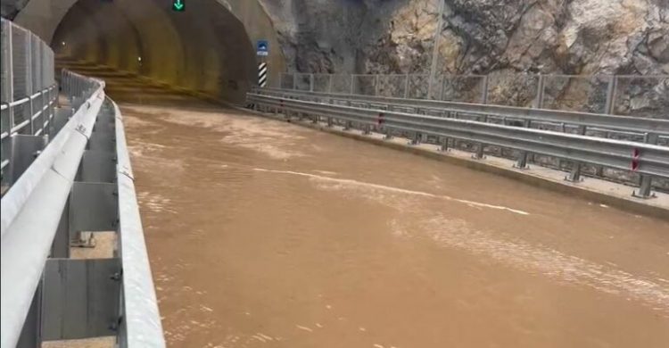 Reshjet e shiut, uji përmbyt tunelet e Rrugës së Arbrit
