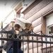 Nuk lejohen të futen në Kryesinë e Kuvendit, Flamur Noka futet duke kapërcyer mbi kangjella