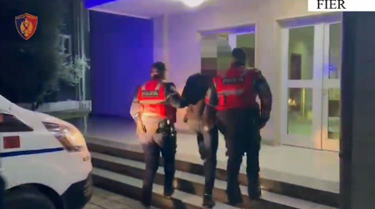 Kokainë dhe armë të ftohtë në çantë, kapet 28-vjeçari në Fier