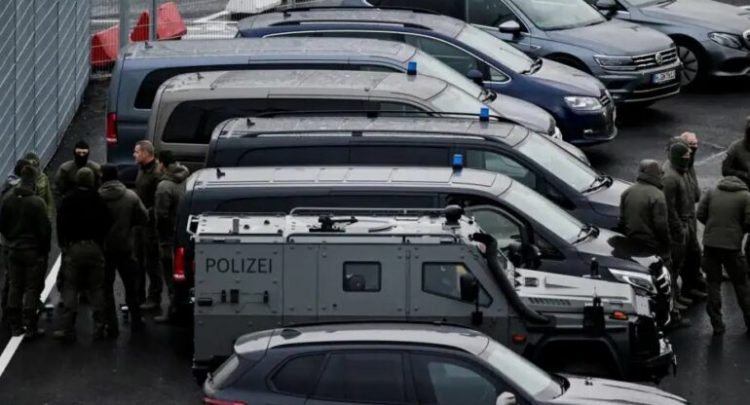 Mbajti peng të bijën 4-vjeçare në aeroportin e Hamburgut, babai i vajzës dorëzohet pas 18 orësh
