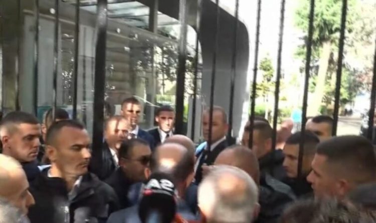 Tensionet te Kryesia, Garda hap derën për deputetët e opozitës, lejohen vetëm ata që s’janë përjashtuar