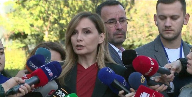 A e mbështet qëndrimin e kolegëve në Parlament? Si përgjigjet Jorida Tabaku