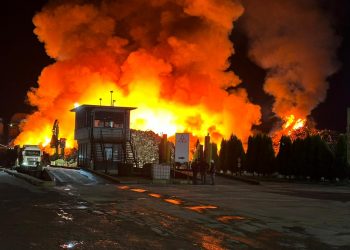 Elbasan/ Përkeqësohet situata me zjarrin në pikën e grumbullimit të skrapit (VIDEO)
