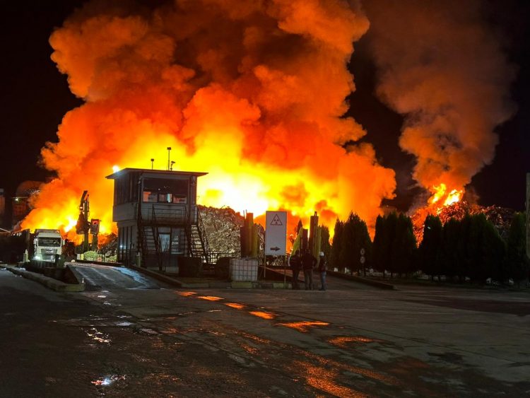 Elbasan/ Përkeqësohet situata me zjarrin në pikën e grumbullimit të skrapit (VIDEO)