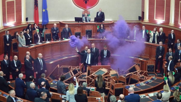 Tensione në seancë, Salianji ndez tymuese në Kuvend, hedh karrigen