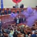 Tensione në seancë, Salianji ndez tymuese në Kuvend, hedh karrigen