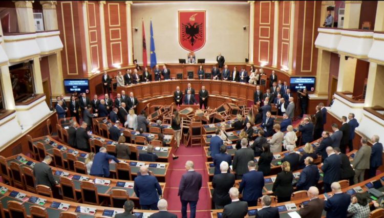 Nis seanca plenare/Nikolla: Do vazhdojmë në këmbë. Duartroket PS, opozita i bie tavolinave