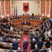 Nis seanca plenare/Nikolla: Do vazhdojmë në këmbë. Duartroket PS, opozita i bie tavolinave