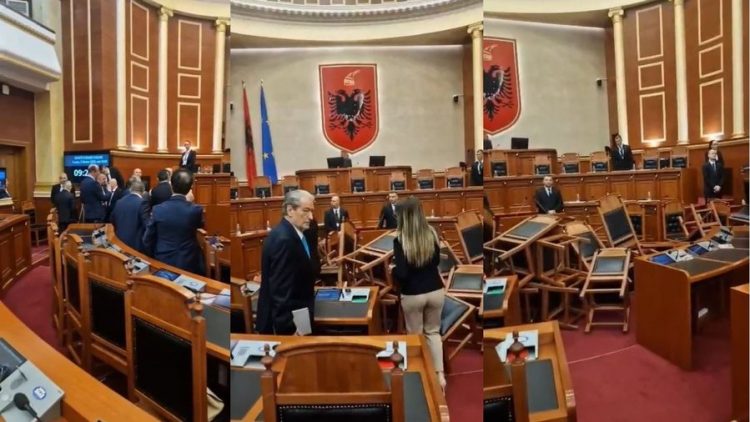 Kaos në Kuvend, deputetët e opozitës futen në seancën plenare dhe hedhin karriget në foltore