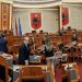 Kaos në Kuvend, deputetët e opozitës futen në seancën plenare dhe hedhin karriget në foltore