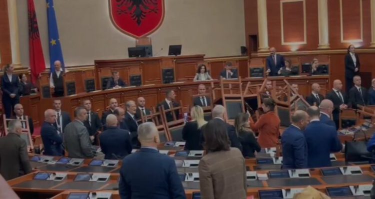 “Ina filmoje, filmoje”, Berisha porosi deputetes. Zhupa transmeton live në rrjetet sociale kolegët e PS