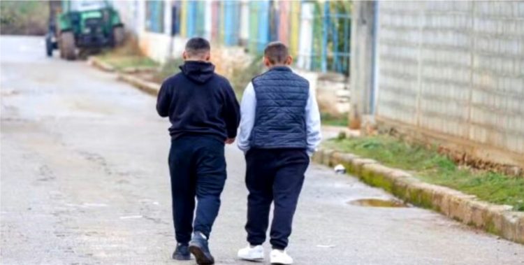 Media britanike në Gostil të Kukësit/Rrëfimi i të miturit: Kur të bëhem 16 vjeç, do të shkoj me gomone në Angli