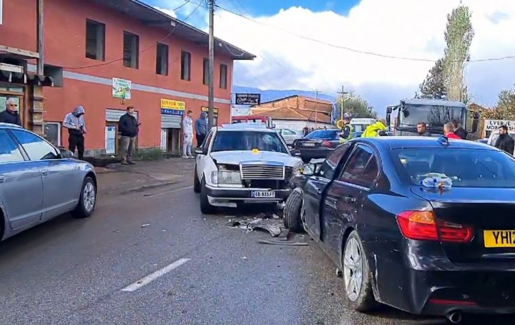 Përplasen 2 makina në Peshkopi, plagosen 4 persona