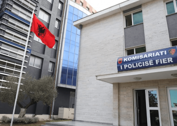 Fier/ E dhunuan grabitësit e armatosur në banesë, 54-vjeçari: Më goditën me tytën e armës në kokë