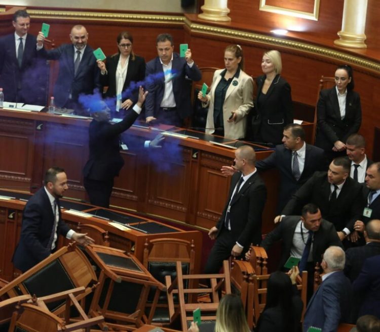 “Punonjësi i armatosur!” Garda e Republikës reagon pas akuzave të opozitës: Asnjë nuk kishte armë brenda Kuvendit