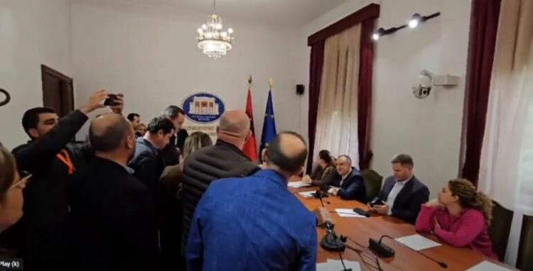 I vetmi komision në Kryesi, debat te Siguria. Naço njofton mbledhjen online. Bardhi: Respektoni Kushtetutën