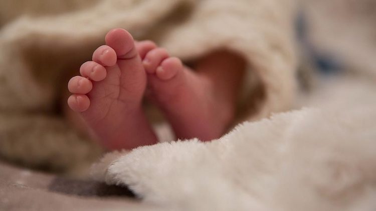 Foshnja e braktisur ndërroi jetë, materniteti “Koço Gliozheni” publikon shkakun e vdekjes