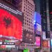 Sheshi Times Square “vishet” kuq e zi, shqiptarët në New York festojnë ditën e flamurit
