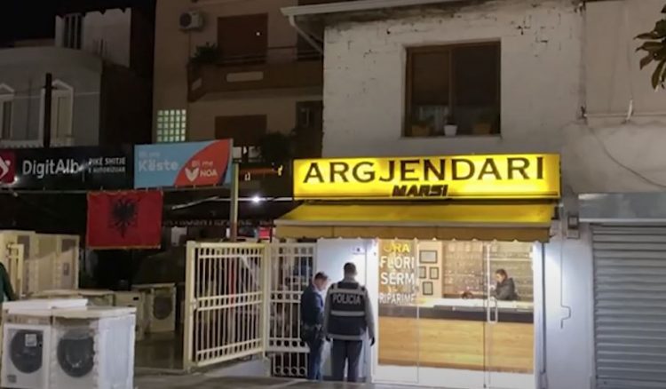 Tre persona të maskuar grabitën argjendarinë në Kamëz, Policia: Kemi ngritur pika kontrolli