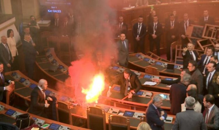 VIDEO/Deputeti nxjerr flakadanin nga çanta dhe e ndez, momentin kur merr flakë tavolina në Kuvend