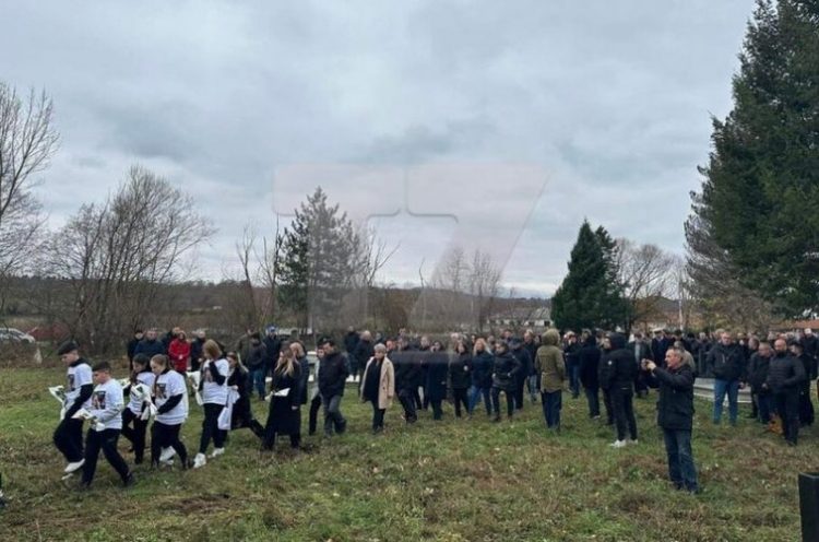 U vra nga i shoqi në sy të fëmijëve, Liridona Ademaj zhvarroset. Tani prehet në fshatin e lindjes