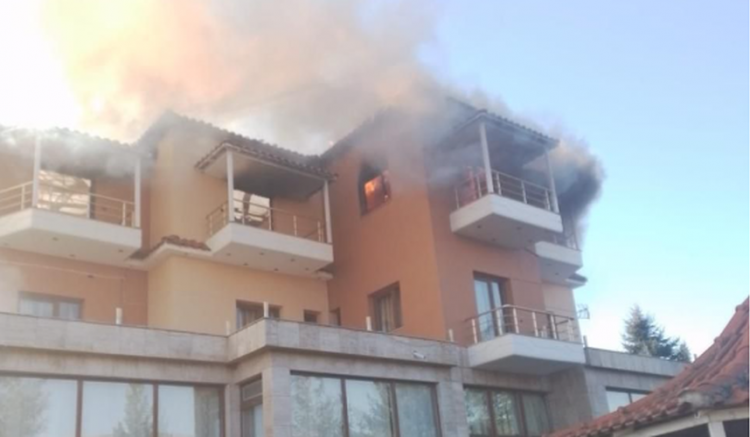 Përfshihet në flakë hoteli në Bilisht (Foto) 