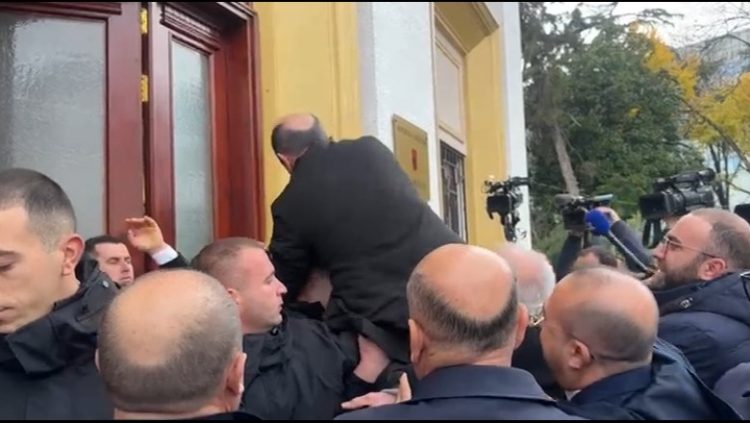 Dashnor Sula hidhet mbi punonjësit e gardës dhe tenton të futet në Kuvend
