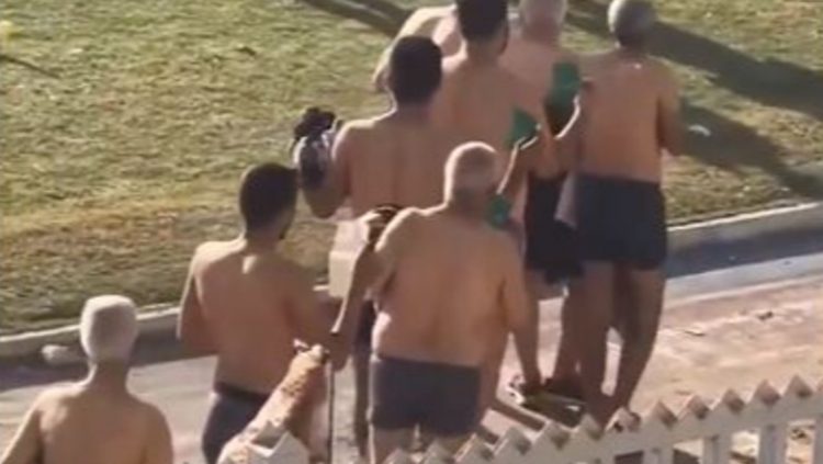 VIDEO/ Ushtria izraelite nxjerr qindra burra dhe fëmijë palestinezë gjysmë të zhveshur në stadium