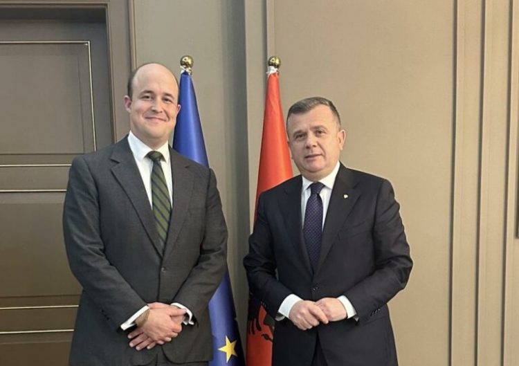 Balla takohet me të Ngarkuarin me Punë të SHBA në Tiranë, ja çfarë u diskutua  