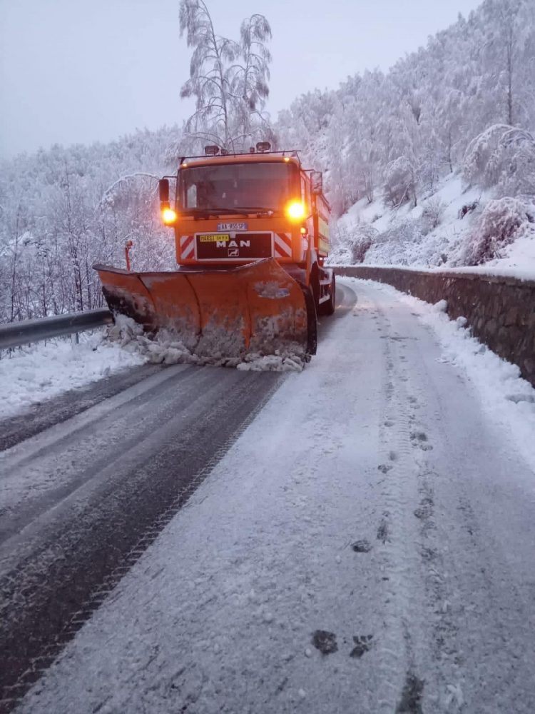 Reshjet e dëborës, pa energji disa fshatra në Kukës